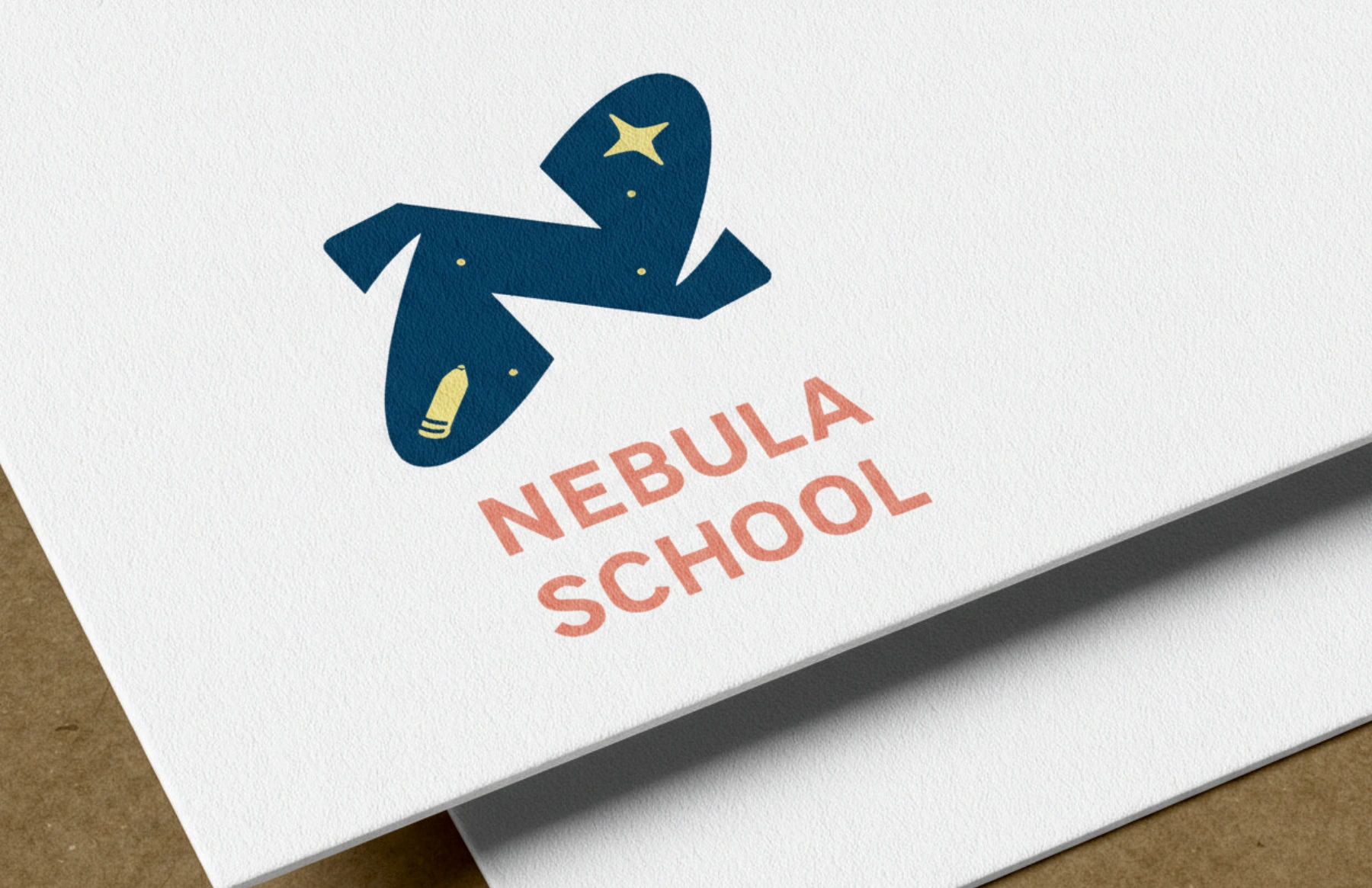 Imagotipo de Nebula School aplicado sobre papelería