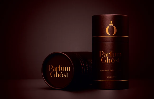 Empaque en rojo profundo — Parfum Ghost
