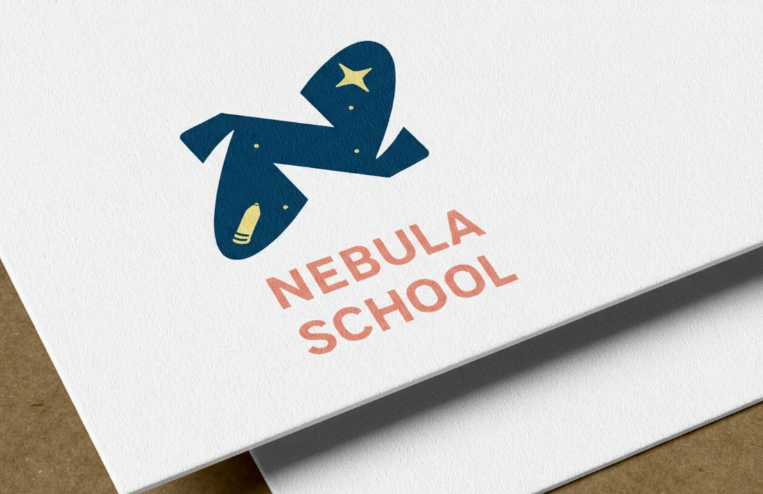 Identidad Nebula School aplicada sobre papelería
